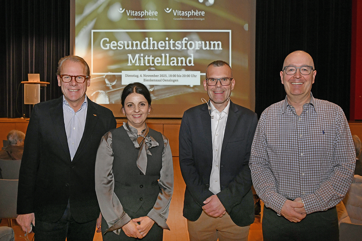 Viertes Gesundheitsforum Mittelland der Gesundheitszentren Vitasphère Oensingen und Bützberg. Von links: Andreas Schmid (Visezeralchirurgie Aarau), Bianca Erhart (Gastroenerologie Olten), Ivo Maissen (Verwaltungsrat und Mitinhaber Vitasphère Oensingen) und Andreas Baumann (Neurozentrum Oberaargau in Langenthal). Foto: Thomas Peter